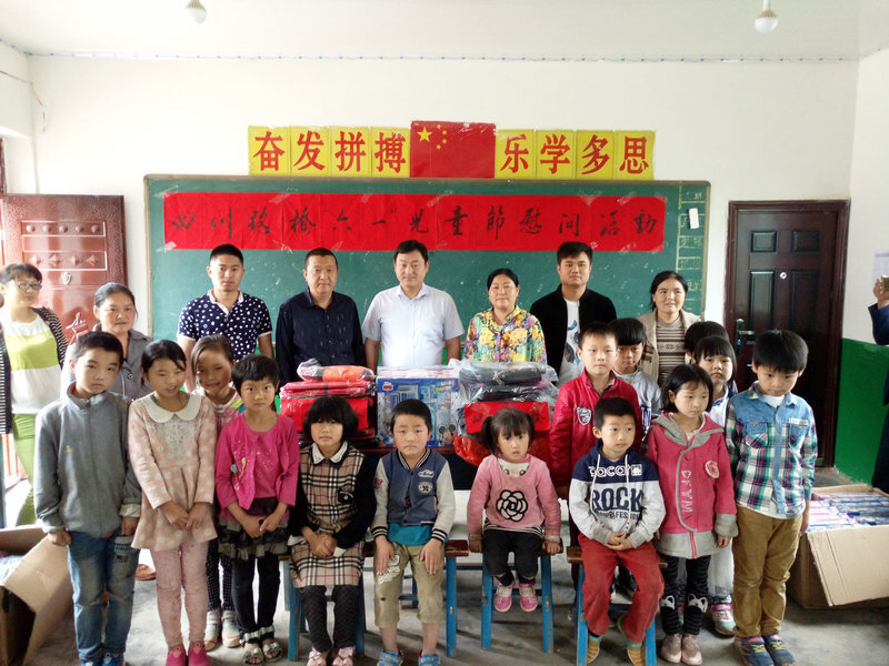 四川路桥集团在礼仪儿童节为当地村小捐赠学习用品.jpg